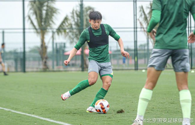 《二胎来了》讲述的是国度开放二胎政策后，别离给70后、80后和90后的怙恃们带来的不雅念和糊口体例的改变，以轻笑剧的情势，演绎了妇产科主任肖松一家人因为二胎带来的矛盾，和解决和思惟改变的进程。 “生”仍是“不生”？这多是此刻良多三口之家争辩的话题。若何对待这个社会现象，若何解决家庭成员面对的矛盾？作为国内首部以二胎为题材的片子，它经由过程对70后、80后、90后三对夫妻别离怀孕生二胎的故事讲述，从分歧角度，分歧侧面分解了此次二胎潮激发的社会影响和家庭题目，在描写炊火气味实足的苍生糊口的同时，对今世婚姻恋爱、亲子关系等进行了摸索。全片剧情轻松、兴奋、弄笑，时而又煽情实足，引人泪下，是一部使人等候的糊口都会轻笑剧。